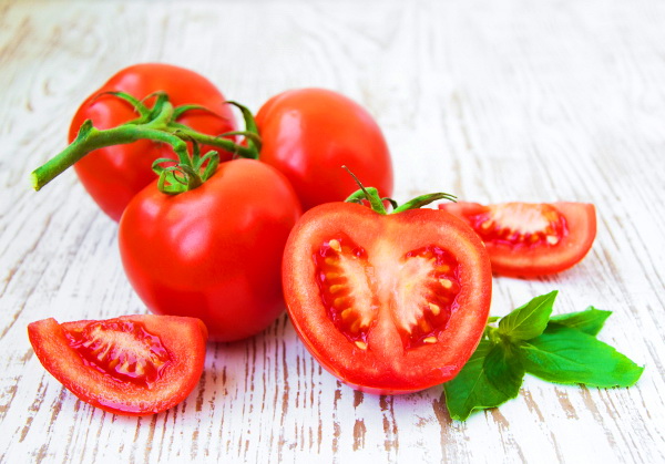 полезные продукты летом - помидоры